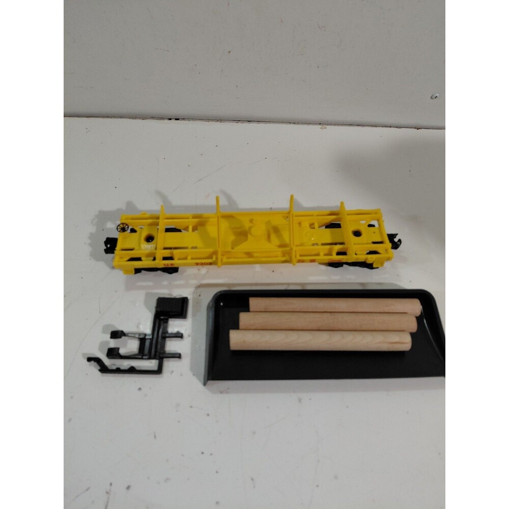 Lionel 6-9303 O Gauge Model Railroad Union Pacific Operating Log Car w/Accessory